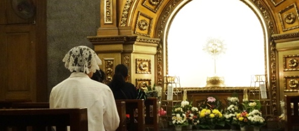 woman-praying-inside-adoration-chapel.jpg (593×261)